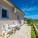 Beachside House Anamarija بيت للعطل