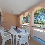 Beachside House Anamarija بيت للعطل *